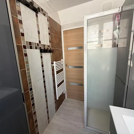 Apartman Le Cathedrale Maison De Cosy Bien Equipee Avec Belle Terrasse Amenagee En Plein Centre De A 2 Mn A Pied De La Cathedrale, Parking Gratuit A Proximite Proche Des Plages Du Debarquement